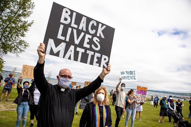 El Rev. Jeremy Wicks (al frente) participa en una manifestación de Black Lives Matter al norte de Michigan. Wicks ha servido en la policía como capellán y oficial de reserva, y es uno de los organizadores de Black Lives Matter. Foto cortesía del Rev. Jeremy Wicks. El Rev. Jeremy Wicks (al frente) participa en una manifestación de Black Lives Matter al norte de Michigan. Wicks ha servido en la policía como capellán y oficial de reserva, y es uno de los organizadores de Black Lives Matter. Foto cortesía del Rev. Jeremy Wicks.