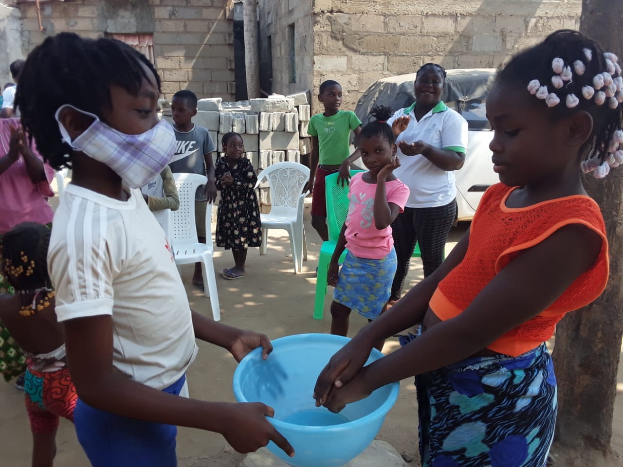 Crianças na casa de membros Metodistas em momento de oferta da campanha-Luanda. Foto de Augusto Bento.