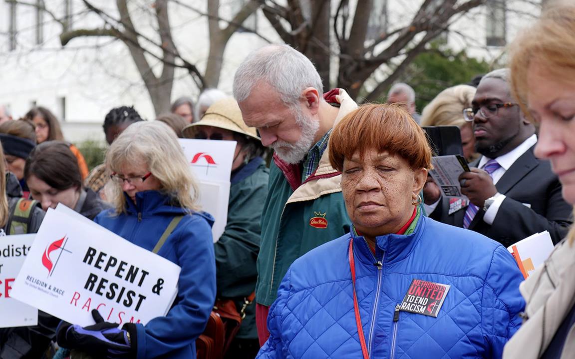 Metodistas unidos/as se reunieron y oraron en un evento de 2018 previo a una manifestación nacional en Washington, D.C., para poner fin al racismo. El testimonio de oración fue organizado por el Concilio Metodista Unido de Obispos/as. Miembros de la Junta Metodista Unida de Iglesia y Sociedad y de la Comisión sobre Raza y Religión hablaron con el grupo sobre el trabajo que realizan las agencias para luchar contra el racismo. Foto de archivo de Kathy L. Gilbert, Noticias MU.