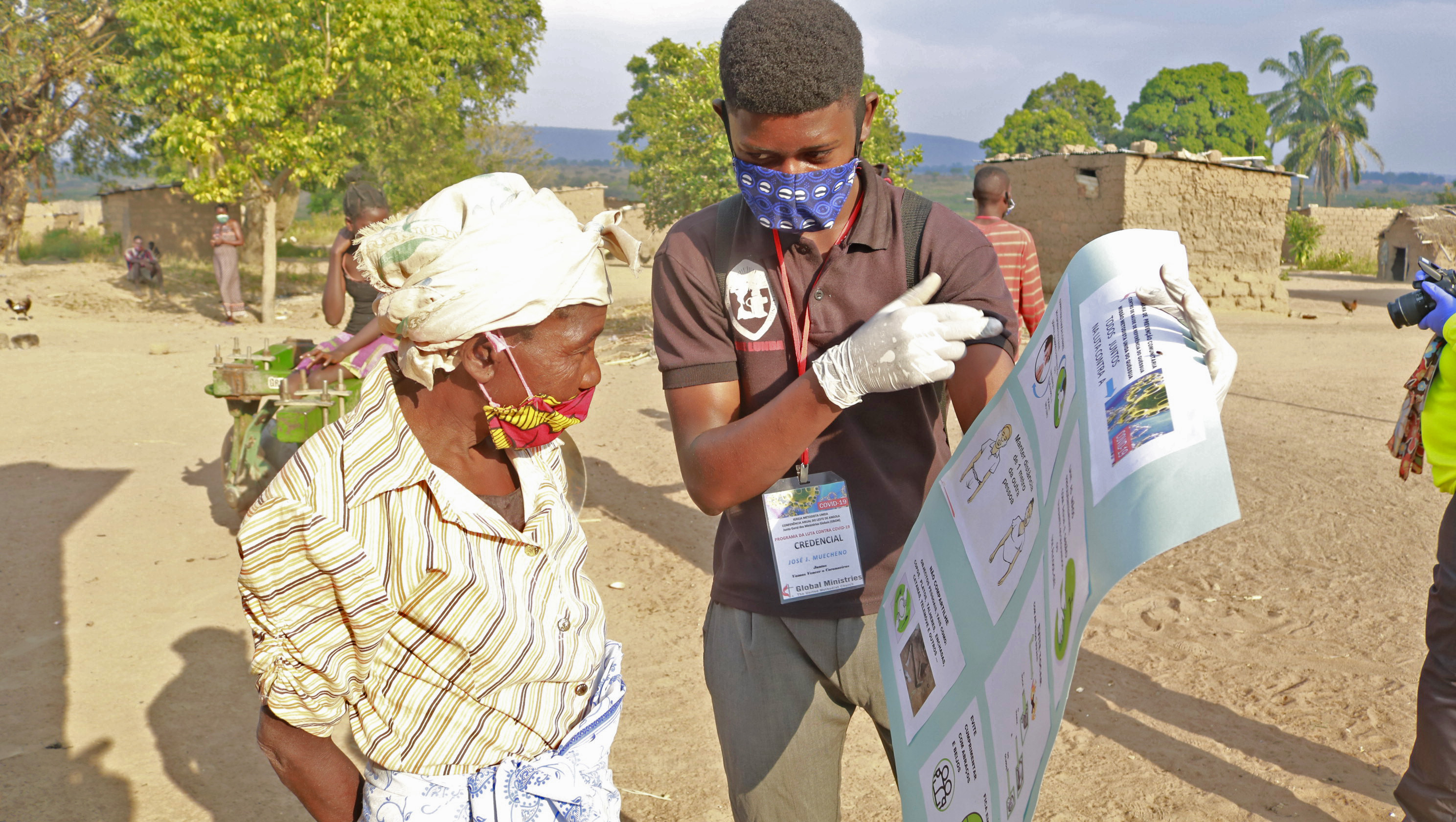 Irmão José Lunda explicando à uma anciã da Aldeia do Mbango sobre COVID-19 e sobre o que deve fazer para prevenir-se dela. Foto de João Nhanga.