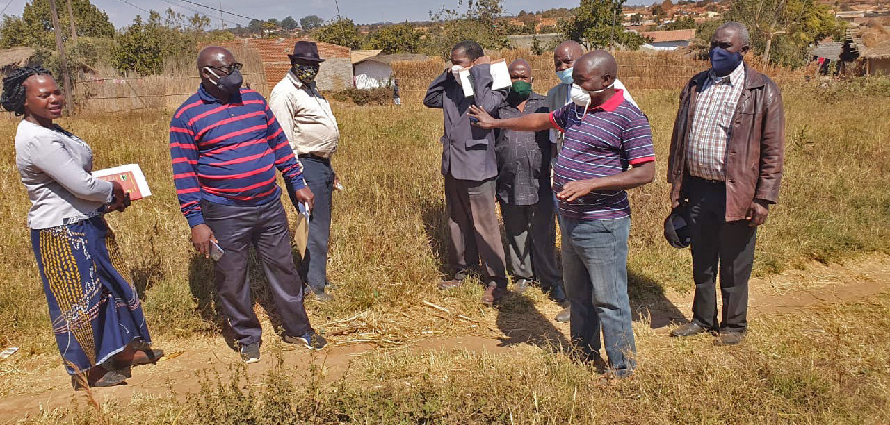 Superintendente Agostinho Nhampossa de Niassa, com a comissão de construção mostrando o local onde vai ser construído o novo centro orfanato em Lichinga, Moçambique. Foto de Eurico Gustavo.