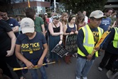 플로리다의 임모칼레 노동조합(Coalition of Immokalee Workers, CIW)의 회원과 그들의 지지자들이 테네시주 내쉬빌에 모여 기도하고 있다. 이들은 미국의 대형 식품점 체인인 퍼블릭스가 농장 노동자들의 권리를 보장하는 농장 가입을 거절하자 이에 항의하기 위해 모였다. 사진, 마이크 두보스, 연합감리교뉴스. 플로리다의 임모칼레 노동조합(Coalition of Immokalee Workers, CIW)의 회원과 그들의 지지자들이 테네시주 내쉬빌에 모여 기도하고 있다. 이들은 미국의 대형 식품점 체인인 퍼블릭스가 농장 노동자들의 권리를 보장하는 농장 가입을 거절하자 이에 항의하기 위해 모였다. 사진, 마이크 두보스, 연합감리교뉴스.