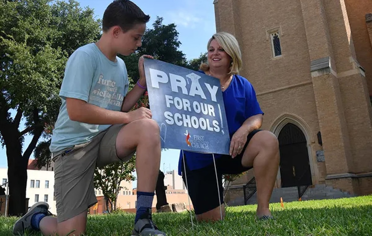 Parker Deal y su madre Joy Deal posan al lado de uno de los carteles “Ore por nuestras escuelas”, distribuido por la Primera Iglesia Metodista Unida. Foto cortesía de Torin Halsey de Times Record News. Parker Deal y su madre Joy Deal posan al lado de uno de los carteles “Ore por nuestras escuelas”, distribuido por la Primera Iglesia Metodista Unida. Foto cortesía de Torin Halsey de Times Record News.