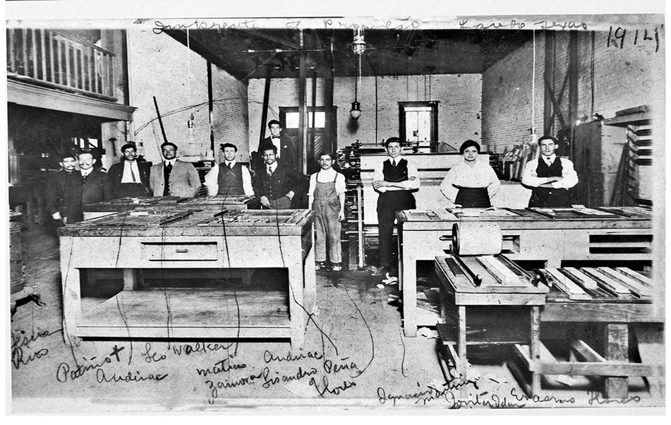 Jovita Idár en 1914 junto a colegas en la imprenta del periódico El Progreso en Laredo, Texas. Ella siguió los pasos de su padre como periodista y activista. Foto de colecciones especiales de bibliotecas de la Universidad de Tejas en San Antonio.