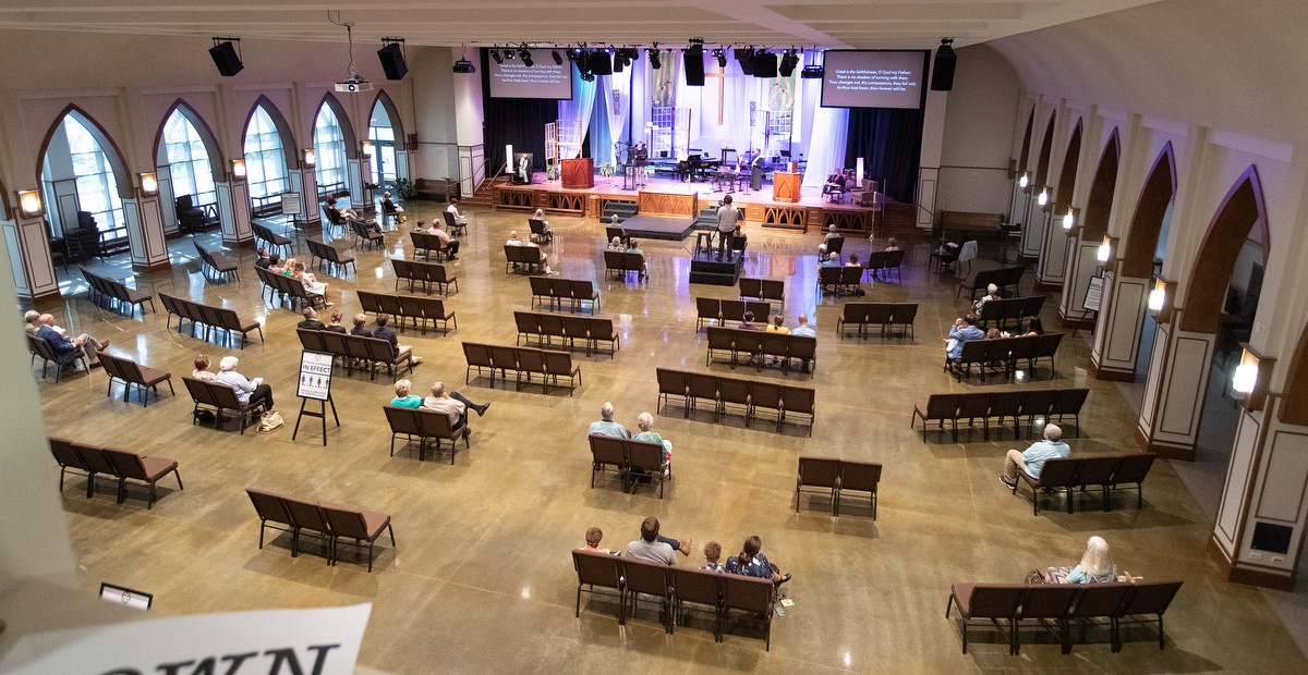 Los/as feligreses/as se sientan separados/as entre si durante el culto en la Primera Iglesia Metodista Unida de Franklin, Tennessee. La iglesia recientemente regresó a la adoración en persona, y ha adoptado protocolos de seguridad, incluido el distanciamiento social, para ayudar a prevenir la propagación del COVID-19. Foto de Mike DuBose, Noticias MU. Los/as feligreses/as se sientan separados/as entre si durante el culto en la Primera Iglesia Metodista Unida de Franklin, Tennessee. La iglesia recientemente regresó a la adoración en persona, y ha adoptado protocolos de seguridad, incluido el distanciamiento social, para ayudar a prevenir la propagación del COVID-19. Foto de Mike DuBose, Noticias MU.