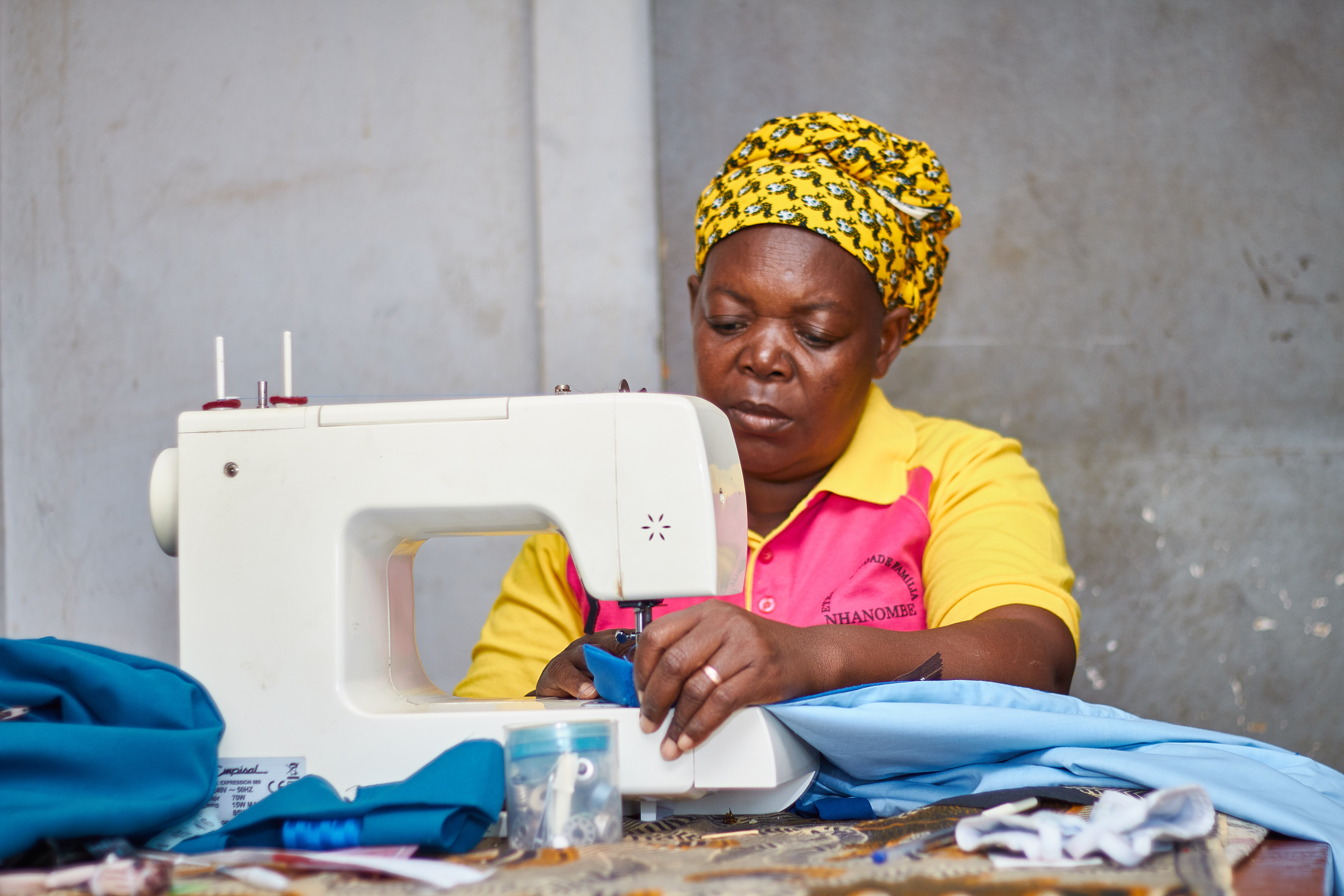 A modista Gilda Floriana Pale, em pleno exercício da sua atividade no Chicuque, Moçambique. Foto de Antônio Wilson.