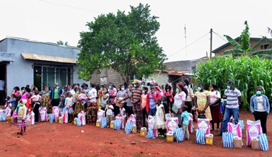 Desplazados/as internos/as hacen fila para recoger alimentos en la Iglesia Metodista Unida de la Comunidad Ebenezer en Yaundé, Camerún. Con una subvención del Comité Metodista Unido de Auxilio, la iglesia distribuyó alimentos y otra ayuda a quienes luchan durante la pandemia del COVID-19. Foto cortesía de Vischo Image. Desplazados/as internos/as hacen fila para recoger alimentos en la Iglesia Metodista Unida de la Comunidad Ebenezer en Yaundé, Camerún. Con una subvención del Comité Metodista Unido de Auxilio, la iglesia distribuyó alimentos y otra ayuda a quienes luchan durante la pandemia del COVID-19. Foto cortesía de Vischo Image.