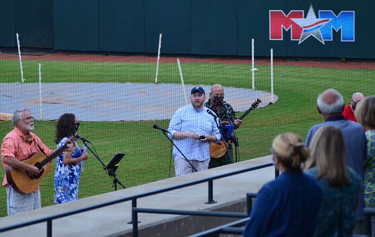 O pastor e a equipe de louvor da Primeira Igreja Metodista Unida lideram a adoração em Calfee Park, casa dos Pulaski Yankees.  Foto cortesia da Conferência Anual Holston. O pastor e a equipe de louvor da Primeira Igreja Metodista Unida lideram a adoração em Calfee Park, casa dos Pulaski Yankees.  Foto cortesia da Conferência Anual Holston.
