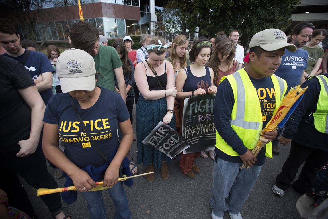 Miembros y simpatizantes de la Coalición de Trabajadores/as de Immokalee (Florida) oran en Nashville, Tennessee al final de una protesta contra la negativa de la cadena de supermercados Publix de unirse a un programa laboral por los derechos de los/as trabajadores/as agrícolas. El Libro de Resoluciones de La Iglesia Metodista Unida exige que los/as empleadores/as "traten a los/as trabajadores/as agrícolas y sus familias con dignidad y respeto". Foto de Mike DuBose, Noticias MU. Miembros y simpatizantes de la Coalición de Trabajadores/as de Immokalee (Florida) oran en Nashville, Tennessee al final de una protesta contra la negativa de la cadena de supermercados Publix de unirse a un programa laboral por los derechos de los/as trabajadores/as agrícolas. El Libro de Resoluciones de La Iglesia Metodista Unida exige que los/as empleadores/as "traten a los/as trabajadores/as agrícolas y sus familias con dignidad y respeto". Foto de Mike DuBose, Noticias MU.