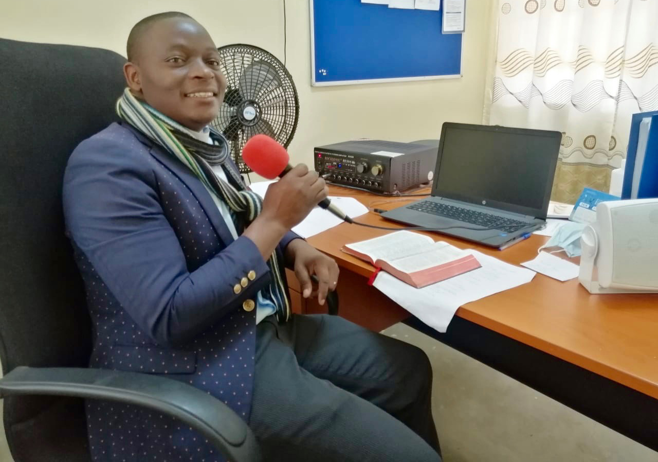 Reverendo Micas Munguambe, capelão do Hospital Rural de Chicuque no Maxixe, Moçambique. Foto de António Wilson.