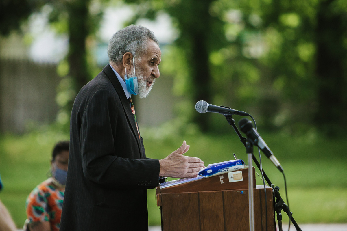 El Rev. Gilbert Caldwell, activista de derechos civiles y pastor metodista unido retirado, habla durante un mitin del movimiento "Black Lives Matter" el 7 de junio en Willingboro, Nueva Jersey. Caldwell murió el 4 de septiembre de 2020. Foto de archivo de Aaron Wilson Watson.