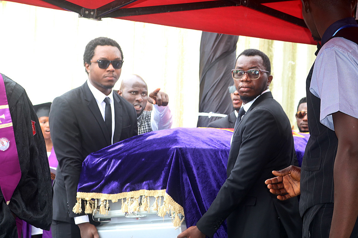 John Yambasu Jr. (à gauche) et d’autres personnes en deuil portent le cercueil contenant la dépouille de l’Evêque John K. Yambasu de la Région Episcopale de la Sierra Leone, qui a été enterré le 6 septembre après un culte du souvenir et de rites de passage à Freetown. L'évêque est décédé dans un accident de la circulation le 16 août. Photo de Phileas Jusu, UM News.  John Yambasu Jr. (à gauche) et d’autres personnes en deuil portent le cercueil contenant la dépouille de l’Evêque John K. Yambasu de la Région Episcopale de la Sierra Leone, qui a été enterré le 6 septembre après un culte du souvenir et de rites de passage à Freetown. L'évêque est décédé dans un accident de la circulation le 16 août. Photo de Phileas Jusu, UM News.