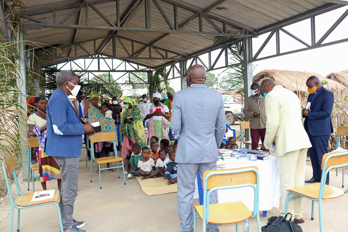 Família Metodista Unida, no interior do Templo da Igreja Metodista Unida recém-inaugurada em Capanda. Malange, Angola, foto de João Nhanga.