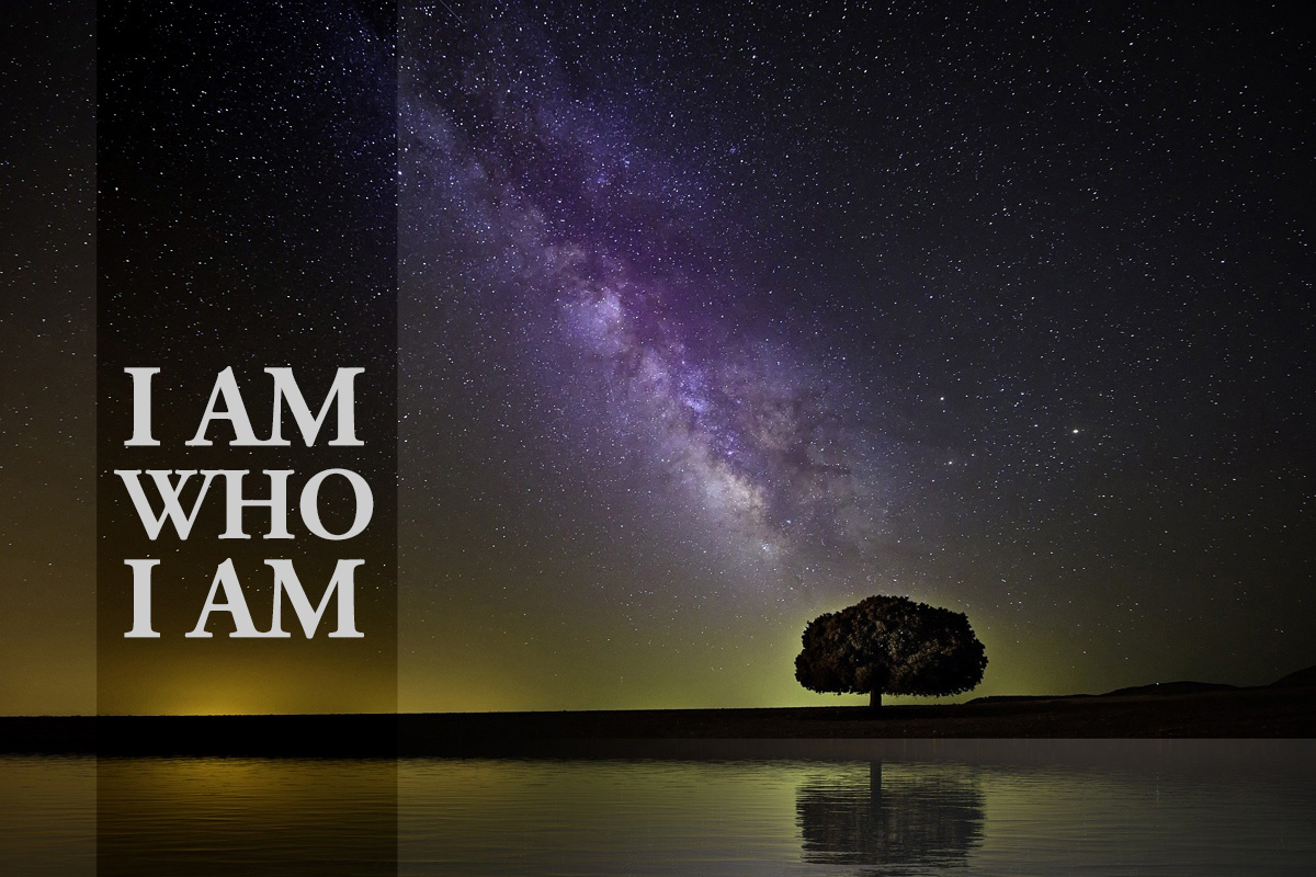 “나는 스스로 있는 자이니라”(출애굽기 3 : 14)는 모세의 “그들이 내게 묻기를 그의 이름이 무엇이냐 하리니 내가 무엇이라고 그들에게 말하리이까? (출 3:13)”에 대한 하나님의 응답입니다. “사진, 피트 린의 은하수 이미지, 픽사베이 제공; 그래픽, 로렌스 글래스, 연합감리교뉴스.