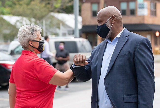 Carolyn Evans-Shabazz, concejal de la ciudad de Houston y el Rev. Ed Jones se saludan frente a la IMU Trinidad en Houston el primer día de clases para el Distrito Escolar Independiente de Houston. Foto de Mike DuBose, Noticias MU.