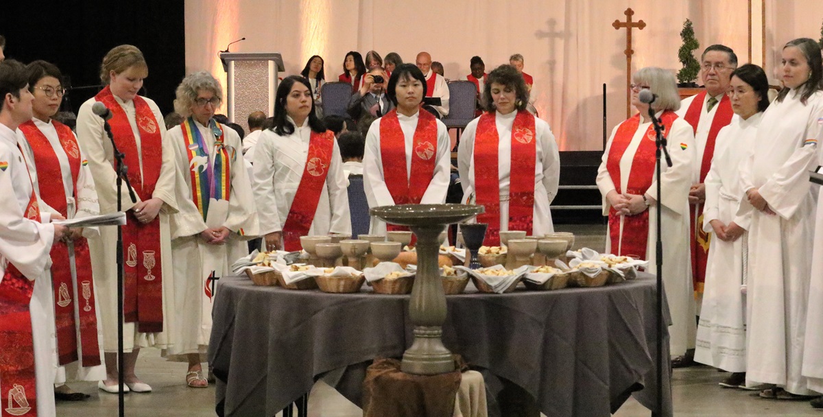 2019년 일리노이주 샴버그에서 열린 북일리노이 연회에서 새로이 안수받은 장로목사와 준목사 그리고 집사목사들이 성찬식 중 성찬분급 위원이 되어 성찬을 분급하기 위해 기다리고 있다. 사진, 김응선 목사, 연합감리교뉴스. 2019년 일리노이주 샴버그에서 열린 북일리노이 연회에서 새로이 안수받은 장로목사와 준목사 그리고 집사목사들이 성찬식 중 성찬분급 위원이 되어 성찬을 분급하기 위해 기다리고 있다. 사진, 김응선 목사, 연합감리교뉴스.