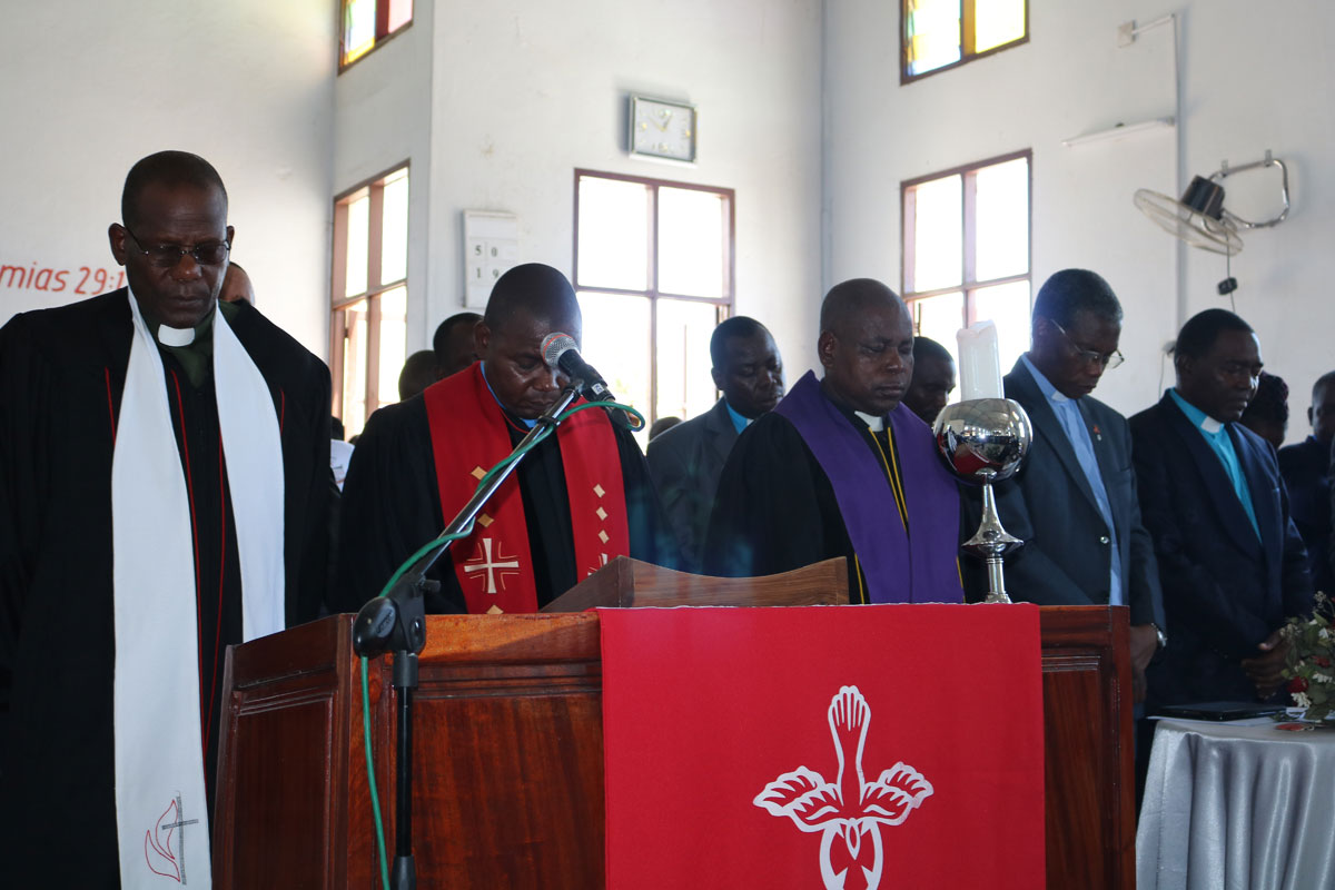 Rev. Boaventura Alfredo Mazive (o primeiro à esquerda), superintendente da Área de Maputo Cidade, na Liberdade, Província do Maputo. Mais de 15 igrejas reabriram em Maputo desde o fim do estado de emergência em Agosto, no entanto as medidas de segurança para protecção contra COVID-19 ainda devem ser observadas. Foto do arquivo, por João Sambo, UM News.