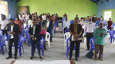 Miembros de la Conferencia Anual de Kivu, reunidos/as en Goma, Congo, oran por las 19 víctimas civiles en una masacre en Mamove, entre quienes estaban seis metodistas unidos/as que viajaban a una reunión de la iglesia. Foto de Philippe Kituka Lolonga, Noticias MU. Miembros de la Conferencia Anual de Kivu, reunidos/as en Goma, Congo, oran por las 19 víctimas civiles en una masacre en Mamove, entre quienes estaban seis metodistas unidos/as que viajaban a una reunión de la iglesia. Foto de Philippe Kituka Lolonga, Noticias MU.