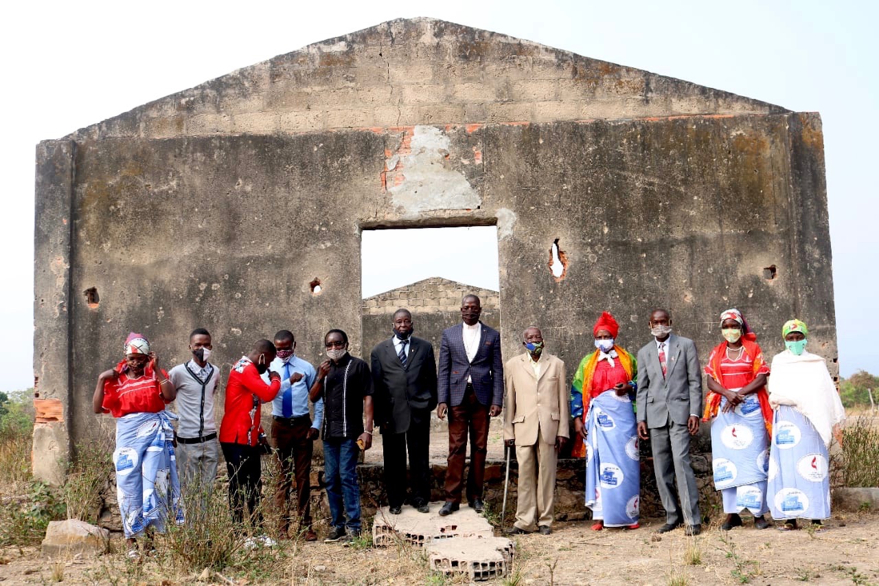 Parados defronte da capela recém-aberta, estão membros da conferência anual e de Langueka. Foto de João Nhanga.