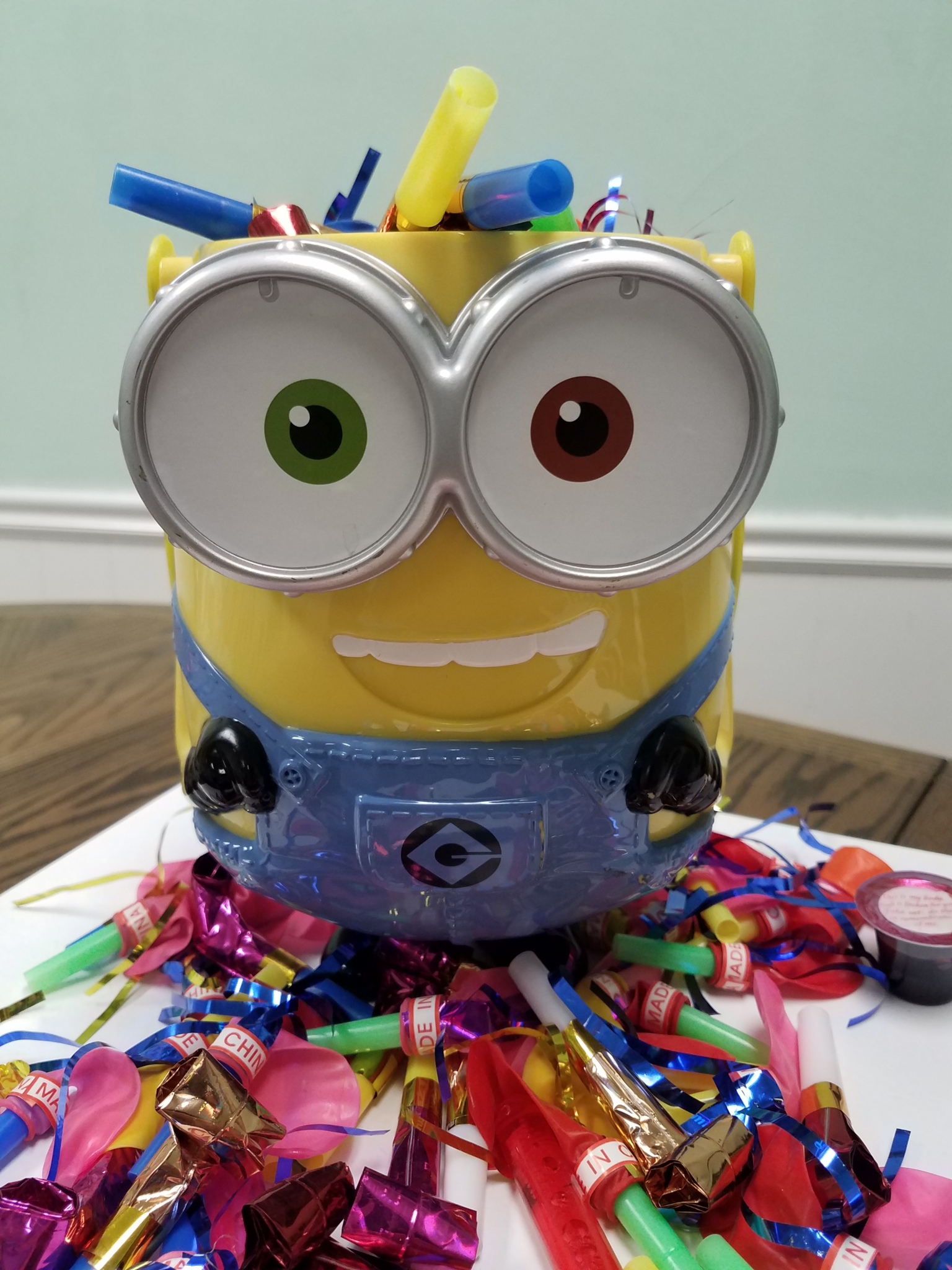 La mayoría de las fiestas se llevan a cabo por la tarde o la noche cuando la gente ha regresado de su trabajo del día, y la Revda. Arbaugh siempre iba acompañada de su figura de “minion” de plástico como un toque adicional para las festividades. Foto cortesía de la Conferencia Anual del Este de Ohio.