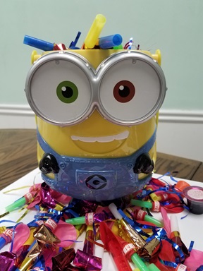 La mayoría de las fiestas se llevan a cabo por la tarde o la noche cuando la gente ha regresado de su trabajo del día, y la Revda. Arbaugh siempre iba acompañada de su figura de “minion” de plástico como un toque adicional para las festividades. Foto cortesía de la Conferencia Anual del Este de Ohio. La mayoría de las fiestas se llevan a cabo por la tarde o la noche cuando la gente ha regresado de su trabajo del día, y la Revda. Arbaugh siempre iba acompañada de su figura de “minion” de plástico como un toque adicional para las festividades. Foto cortesía de la Conferencia Anual del Este de Ohio.