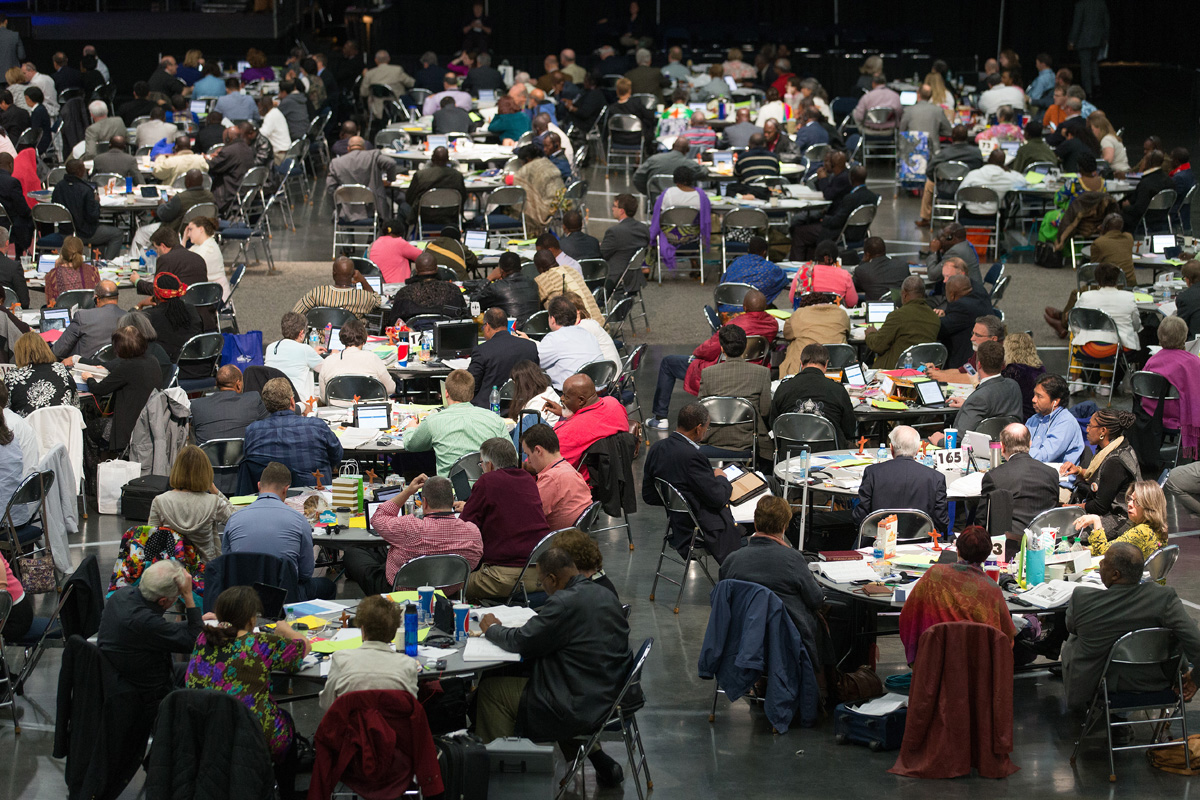 Los/as delegados/as consideran la legislación durante la Conferencia General Metodista Unida de 2016 en Portland, Oregón. En medio de la pandemia por el COVID-19, la Comisión de la Conferencia General ha nombrado un equipo de estudio de tecnología para explorar cómo permitir la participación total en la asamblea legislativa ahora programada del 29 de agosto al 7 de septiembre de 2021. Foto de archivo de Mike DuBose, Noticias MU. Los/as delegados/as consideran la legislación durante la Conferencia General Metodista Unida de 2016 en Portland, Oregón. En medio de la pandemia por el COVID-19, la Comisión de la Conferencia General ha nombrado un equipo de estudio de tecnología para explorar cómo permitir la participación total en la asamblea legislativa ahora programada del 29 de agosto al 7 de septiembre de 2021. Foto de archivo de Mike DuBose, Noticias MU.