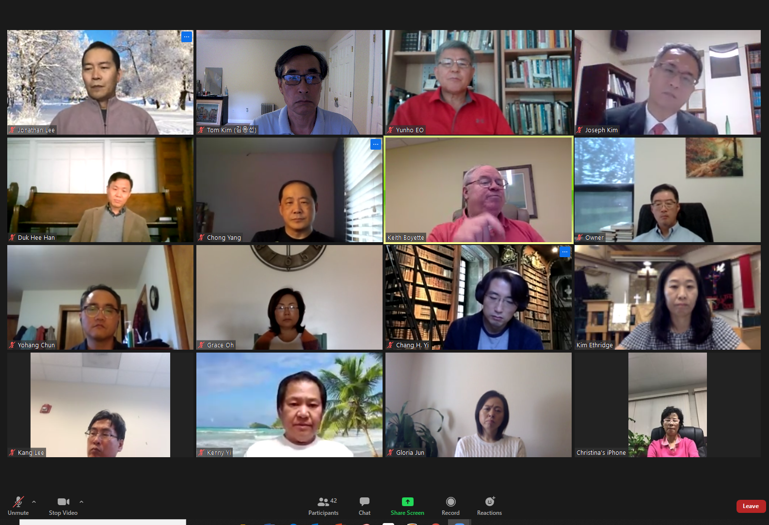 지난 10월 22일 줌으로 열린 KOPA 모임에서 강사인 키이스 보이에트 목사(WCA 회장, 둘째 줄 오른쪽에서 2번째)가 웨슬리언약협의회와 새로운 교단에 대해 설명하고 있다. 둘째 줄 왼쪽에서 첫 번째가 KOPA 회장인 한덕희 목사. (편집자주: 사진 속의 사람들이 모두 KOPA의 회원이거나 지지자는 아님을 밝힌다.) 사진, KOPA 줌 모임 화면 갈무리. 