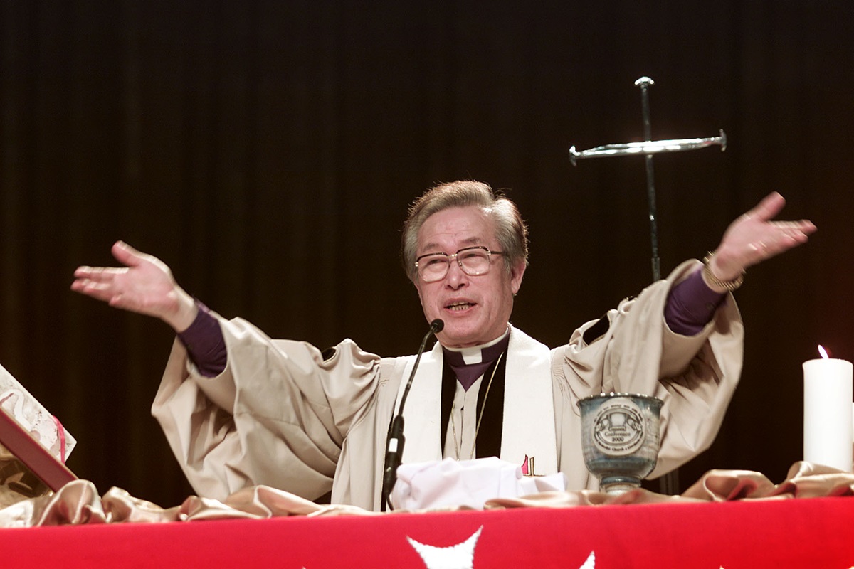 김해종 전 감독이 2000년 5월 12일, 클리브랜드 컨벤션 센터에서 열린 연합감리교회 총회 개회예배 중 성만찬을 집례하고 있다. 사진, 마이크 듀보스, 연합감리교뉴스.  김해종 전 감독이 2000년 5월 12일, 클리브랜드 컨벤션 센터에서 열린 연합감리교회 총회 개회예배 중 성만찬을 집례하고 있다. 사진, 마이크 듀보스, 연합감리교뉴스.
