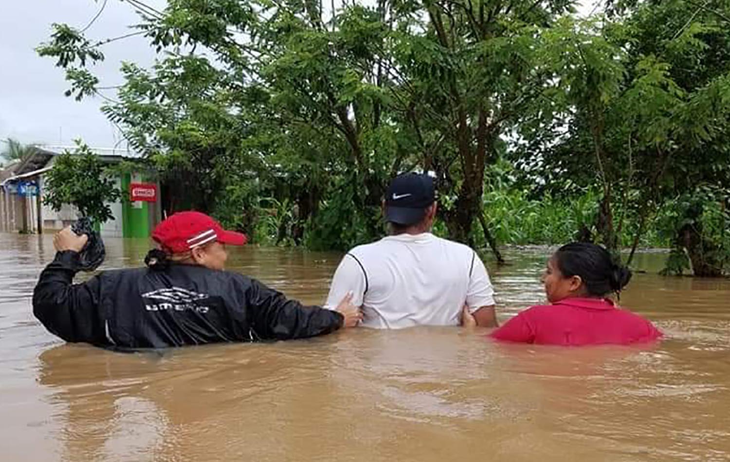 Las fuertes lluvias que trajo el huracán Eta, provocaron grandes inundaciones especialmente en la zona norte del país. Tocoa fue una de las zonas afectadas por las inundaciones y los/as metodistas unidos/as están apoyando a la recuperación de las comunidades afectadas. Foto cortesía de la Misión Metodista Unida.