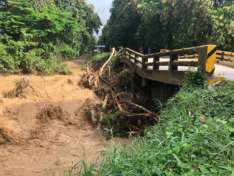 De acuerdo a las autoridades gubernamentales, el huracán Eta afectó severamente la infraestructura vial de Honduras dejando 21 puentes destruidos, como este en Río Lindo, y más de 100 carreteras dañadas. Foto cortesía de la Misión Metodista Unida de Honduras.