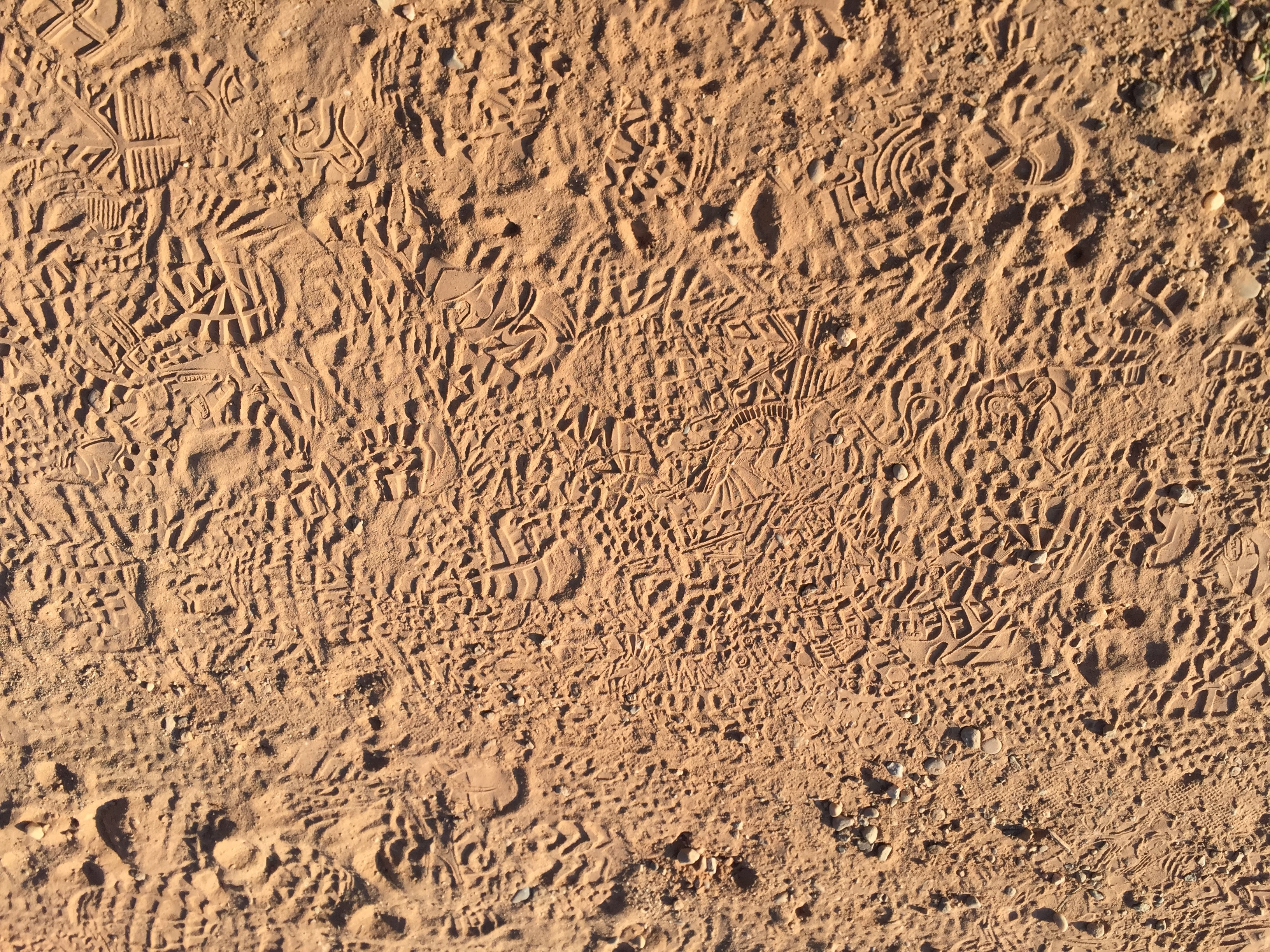 2015년, 김응선 목사가 카미노 데 산티아고(Camino de Santiago) 순례길에서 찍은 사진, 그곳을 방문했던 사람들의 발자국이 보인다. 사진, 김응선 목사, 연합감리교뉴스.