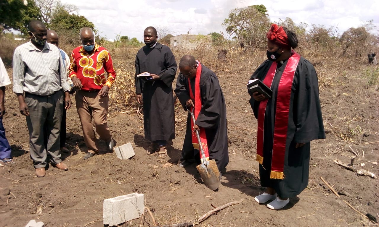O assistente episcopal Rev Jacob Jenhuro com a pá na mão, com os pastores Pascoal Muriane e Reva Telma Eduardo superintendente de Sofala, no Dondo, Moçambique. Foto de Eurico Gustavo.