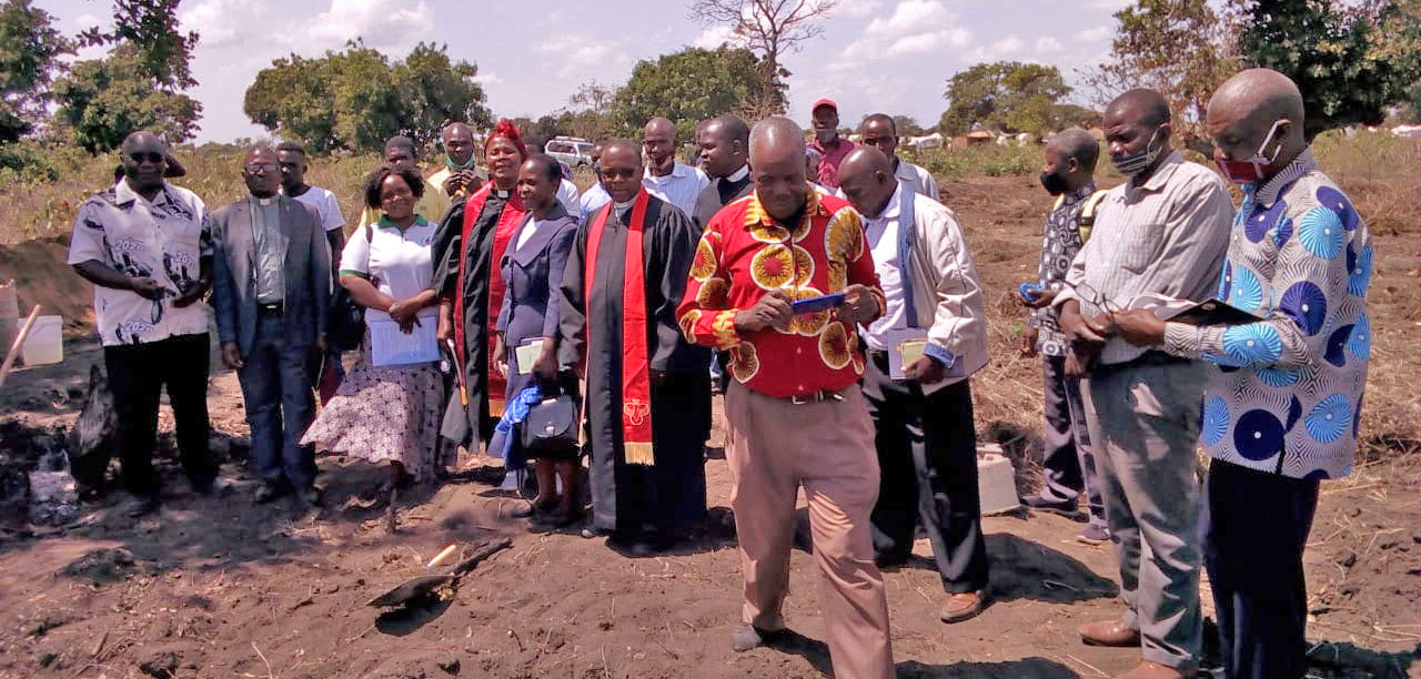 Foto família dos membros do distrito de Sofala que participaram na cerimónia de lançamento de pedra no Dondo, Moçambique. Foto de Eurico Gustavo.