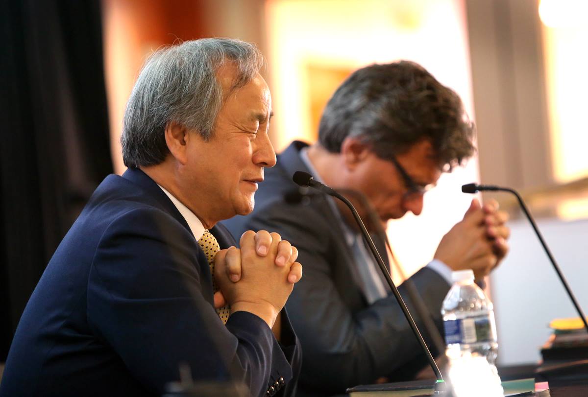 애틀랜타 연합감리교회 세계선교센터에서 열린  총회세계선교부 회의에서 정희수 감독과 토마스 컴퍼 세계선교부 총무가 기도하고 있다. 사진, 케이틀린 베리, 연합감리교뉴스. 