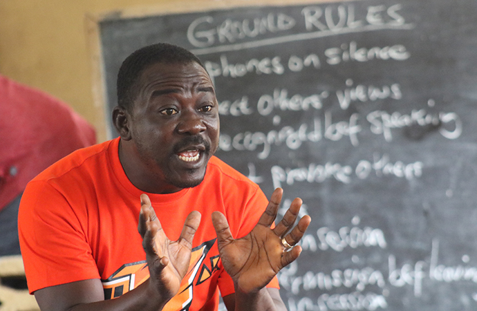 Habakkuk Garpehn, un représentant du ministère de la santé, donne une conférence aux pasteurs Méthodistes Unis sur les effets de l’abus de drogues et d’alcool lors d’une formation le 26 septembre 2020 à Gbatala, au Libéria. L’Église Méthodiste Unie a organisé cette formation dans le cadre de sa nouvelle campagne anti-drogue, qui prévoit que les pasteurs prêchent quelques minutes chaque semaine sur l’abus de drogues. Photo de E Julu Swen, UM News.