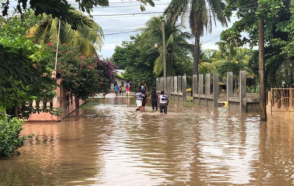 Gran parte del territorio que comprende el Valle de Sula, la zona más productiva del país, se mantiene bajo las aguas después de las inundaciones que han traído los huracanes Eta e Iota. De acuerdo con el Foro Social de la Deuda Externa y Desarrollo de Honduras (Fosdeh) las pérdidas sobrepasan los $10 mil millones de dólares. Foto cortesía de la IMU Casa de Paz.