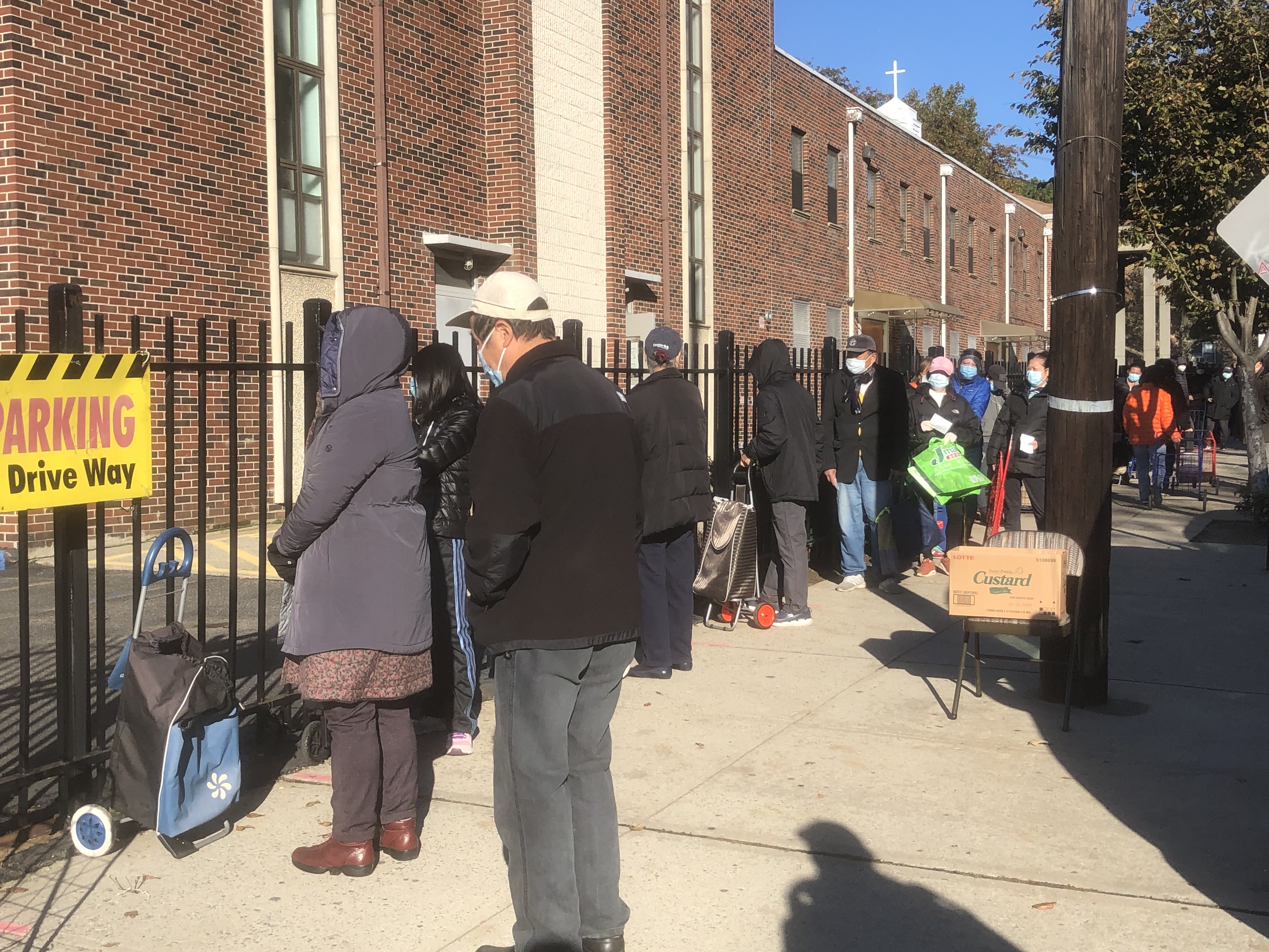 추운 날씨에도 불구하고 후러싱제일교회의 음식나눔 사역팀이 식품을 배부하는 시간이 시작되기 1시간 전부터 사람들이 음식을 받기 위해 줄을 서 있다. 사진, 김응선 목사, 연합감리교뉴스. 