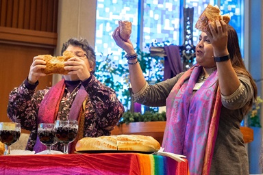 Las Revdas. Martha E. Vink, a la izquierda y Alka Lyall dirigen un servicio de la Sagrada Comunión durante una reunión de Adviento en diciembre de 2019, en la Iglesia Metodista Unida St. Andrew en Highlands Ranch, Colorado. Las dos se encuentran entre los/as colaboradores que organizan la Conexión Metodista por la Liberación (LMX por sus siglas en inglés), una nueva denominación que llevó a cabo un evento de lanzamiento en línea el 29 de noviembre. Foto cortesía de LMX. Las Revdas. Martha E. Vink, a la izquierda y Alka Lyall dirigen un servicio de la Sagrada Comunión durante una reunión de Adviento en diciembre de 2019, en la Iglesia Metodista Unida St. Andrew en Highlands Ranch, Colorado. Las dos se encuentran entre los/as colaboradores que organizan la Conexión Metodista por la Liberación (LMX por sus siglas en inglés), una nueva denominación que llevó a cabo un evento de lanzamiento en línea el 29 de noviembre. Foto cortesía de LMX.