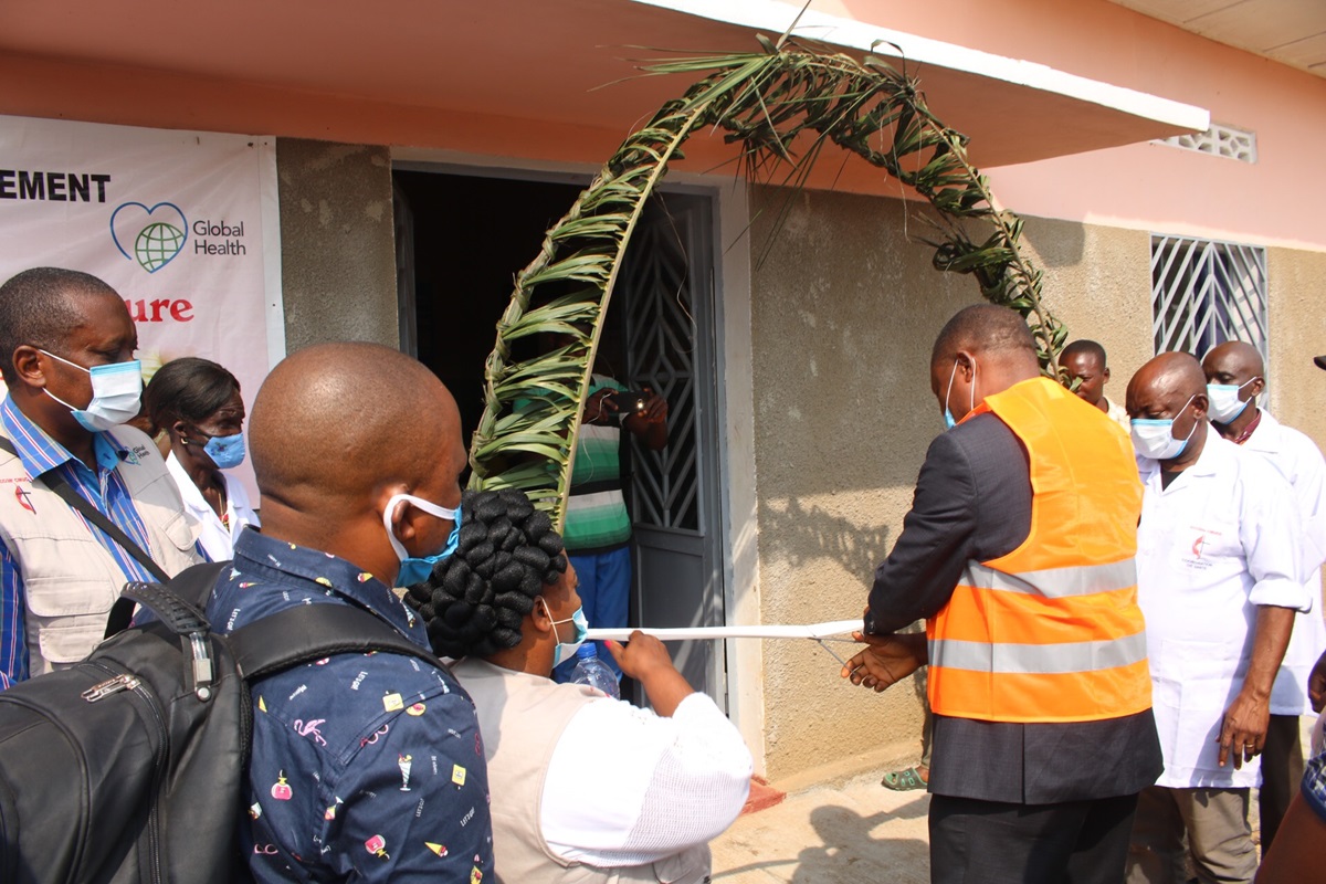 L’Evêque Méthodiste Unie Daniel Lunge lors de la coupure du ruban symbolique marquant l’inauguration de la maternité de Dingele. Global Health a financé la construction et l’équipement de cette maternité pour permettre à plus de 18 000 femmes d’accoucher dans des conditions acceptables. Photo de François Omanyondo. L’Evêque Méthodiste Unie Daniel Lunge lors de la coupure du ruban symbolique marquant l’inauguration de la maternité de Dingele. Global Health a financé la construction et l’équipement de cette maternité pour permettre à plus de 18 000 femmes d’accoucher dans des conditions acceptables. Photo de François Omanyondo.