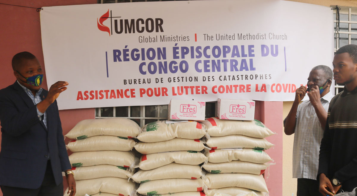 L'évêque méthodiste uni Daniel Lunge de la zone épiscopale centrale du Congo prend la parole lors du lancement de l'opération de distribution alimentaire à Kinshasa. Treize subventions Sheltering in Love d'une valeur de 200 165 $ versées à l'église en RDC ont fourni une aide alimentaire et non alimentaire à plusieurs ménages. Photo par Francois Omanyondo.