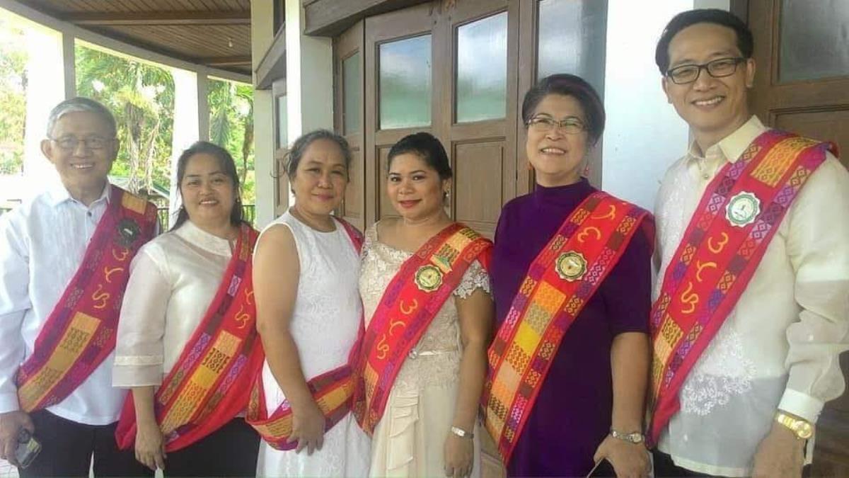 필리핀 유니온 신학교 졸업식 후, 더운 날씨에 맞춰 졸업식 가운이 아닌 사블라이 (Sablay)를 착용한 교수들과 최재형(맨 오른쪽 끝) 목사가 채플에 모였다. 사진 제공, 최재형 목사. 