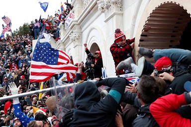 El 6 de enero partidarios/as del presidente Donald Trump irrumpen en el Capitolio de los Estados Unidos en Washington, después de enfrentarse con la policía al protestar la certificación, por parte del Congreso, de los resultados de las elecciones presidenciales de los Estados Unidos de 2020. Foto de Shannon Stapleton, REUTERS. El 6 de enero partidarios/as del presidente Donald Trump irrumpen en el Capitolio de los Estados Unidos en Washington, después de enfrentarse con la policía al protestar la certificación, por parte del Congreso, de los resultados de las elecciones presidenciales de los Estados Unidos de 2020. Foto de Shannon Stapleton, REUTERS.