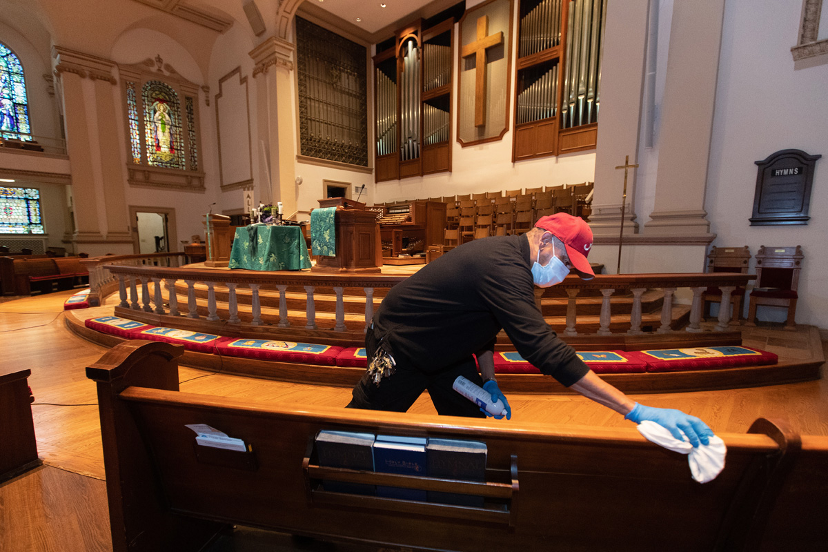 Le gardien James Jimmerson désinfecte les bancs pour prévenir toute propagation possible du coronavirus à l’église Méthodiste Unie Belmont de Nashville, Tennessee, le dimanche 10 mai 2020, à la suite d’un culte en ligne, qui est enregistré dans le sanctuaire. Alors que les églises envisagent de revenir au culte en présentiel, les mesures de nettoyage sont l’un des nombreux facteurs dont les responsables devront tenir compte. « Je crois que mon travail, mon rôle dans tout cela, est de m’assurer que les gens sont en sécurité ici, » a déclaré M. Jimmerson. Photo de Mike DuBose, UM News.