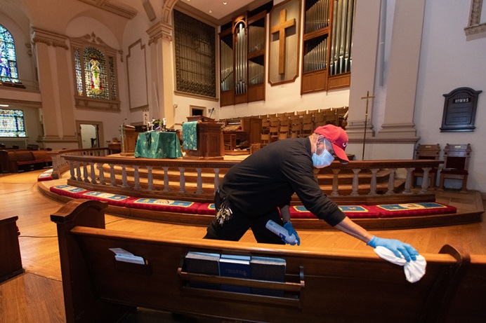 Le gardien James Jimmerson désinfecte les bancs pour prévenir toute propagation possible du coronavirus à l’église Méthodiste Unie Belmont de Nashville, Tennessee, le dimanche 10 mai 2020, à la suite d’un culte en ligne, qui est enregistré dans le sanctuaire. Alors que les églises envisagent de revenir au culte en présentiel, les mesures de nettoyage sont l’un des nombreux facteurs dont les responsables devront tenir compte. « Je crois que mon travail, mon rôle dans tout cela, est de m’assurer que les gens sont en sécurité ici, » a déclaré M. Jimmerson. Photo de Mike DuBose, UM News. Le gardien James Jimmerson désinfecte les bancs pour prévenir toute propagation possible du coronavirus à l’église Méthodiste Unie Belmont de Nashville, Tennessee, le dimanche 10 mai 2020, à la suite d’un culte en ligne, qui est enregistré dans le sanctuaire. Alors que les églises envisagent de revenir au culte en présentiel, les mesures de nettoyage sont l’un des nombreux facteurs dont les responsables devront tenir compte. « Je crois que mon travail, mon rôle dans tout cela, est de m’assurer que les gens sont en sécurité ici, » a déclaré M. Jimmerson. Photo de Mike DuBose, UM News.