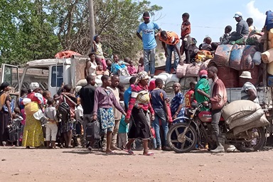 Personas desplazadas, incluidos/as metodistas unidos/as, de las aldeas de Mutwangwa y Eringeti llegan a Beni, Congo, después de huir de un ataque de grupos insurgentes. Veinticinco civiles, incluidos siete metodistas unidos/as, murieron en la masacre del 31 de diciembre. Foto de Philippe Kituka Lolonga, Noticias MU. Personas desplazadas, incluidos/as metodistas unidos/as, de las aldeas de Mutwangwa y Eringeti llegan a Beni, Congo, después de huir de un ataque de grupos insurgentes. Veinticinco civiles, incluidos siete metodistas unidos/as, murieron en la masacre del 31 de diciembre. Foto de Philippe Kituka Lolonga, Noticias MU.