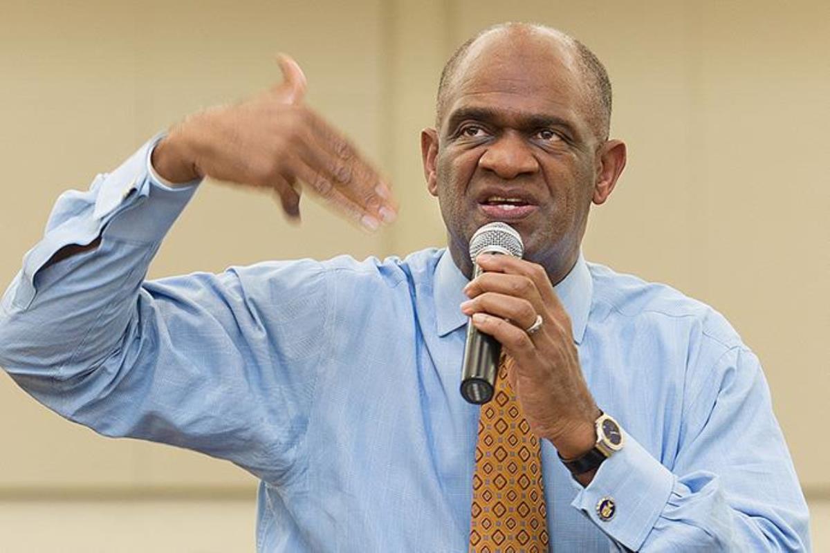 커비욘 콜드웰이 2011년 휴스턴에 있는 윈저빌리지 연합감리교회에서 성경 공부를 인도하던 모습. 콜드웰은 2021년 1월 13일 루이지애나주 슈레베포트에서 열린 재판에서 350만 달러 투자 사기 혐의로 6년 징역형을 선고받았다. 자료 사진 마이크 두보스, 연합감리교뉴스. 커비욘 콜드웰이 2011년 휴스턴에 있는 윈저빌리지 연합감리교회에서 성경 공부를 인도하던 모습. 콜드웰은 2021년 1월 13일 루이지애나주 슈레베포트에서 열린 재판에서 350만 달러 투자 사기 혐의로 6년 징역형을 선고받았다. 자료 사진 마이크 두보스, 연합감리교뉴스.