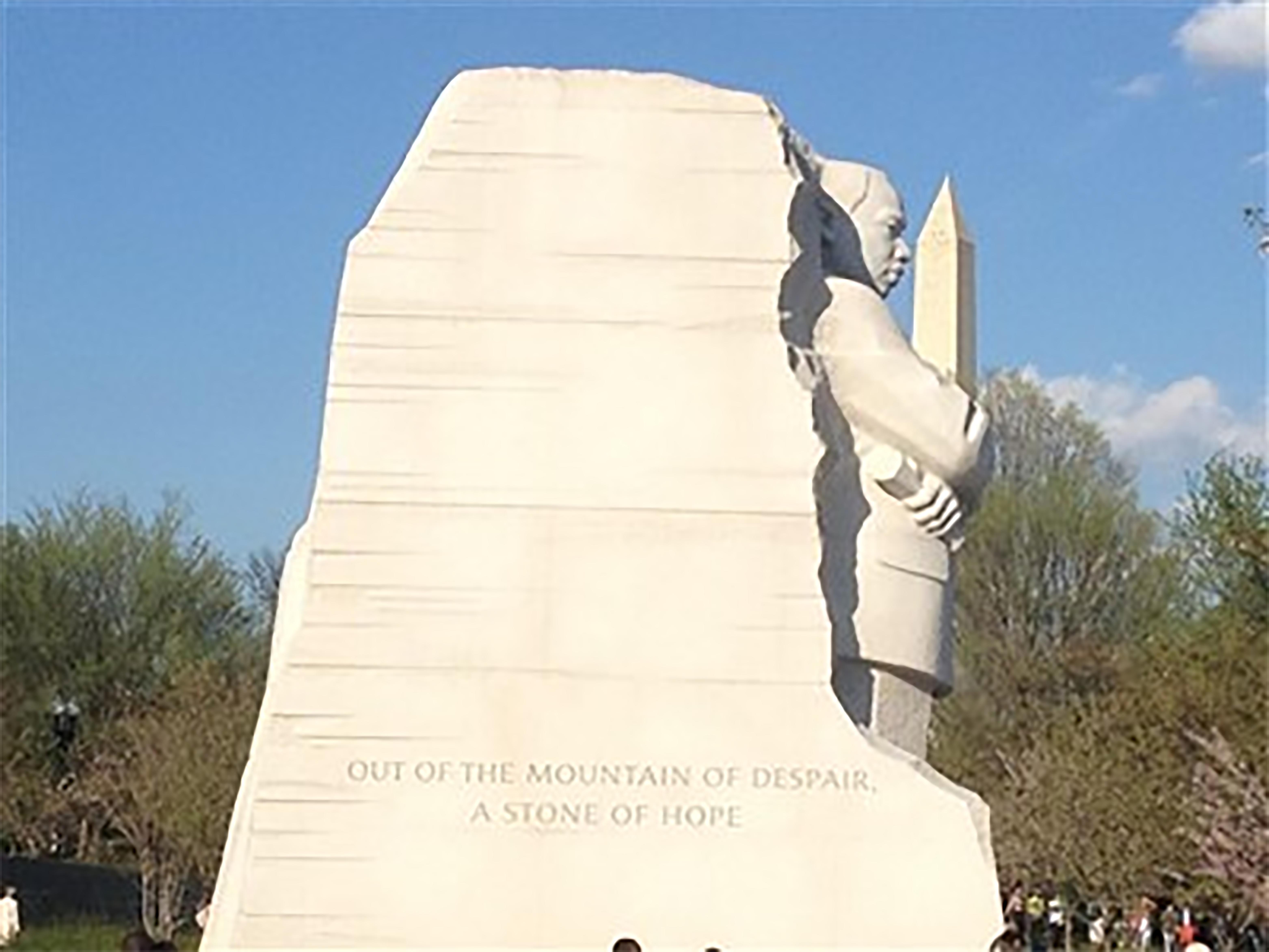 Imagen en la que el Monumento a Martin Luther King Jr., pareciera abrazar el obelisco en la capital estadounidense de Washington D.C. Foto de Maidstone Mulenga, Concilio de Obispos/as.