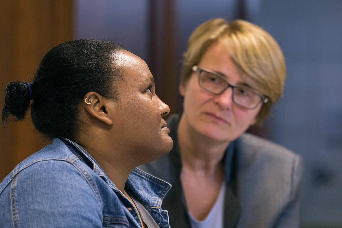 La Révérende Susanne Nießner-Brose (à droite) écoute attentivement une Soudanaise de 27 ans qui a demandé à être appelée Fatima raconter son histoire de fuite du Soudan pour chercher la liberté religieuse en Europe. Elle a demandé l’asile en 2017 à l’Église Méthodiste Unie du Rédempteur à Brême, en Allemagne, où Nießner-Brose est pasteure, et a ensuite été acceptée comme réfugiée. Photo d’archives de Mike DuBose, UM News. La Révérende Susanne Nießner-Brose (à droite) écoute attentivement une Soudanaise de 27 ans qui a demandé à être appelée Fatima raconter son histoire de fuite du Soudan pour chercher la liberté religieuse en Europe. Elle a demandé l’asile en 2017 à l’Église Méthodiste Unie du Rédempteur à Brême, en Allemagne, où Nießner-Brose est pasteure, et a ensuite été acceptée comme réfugiée. Photo d’archives de Mike DuBose, UM News.