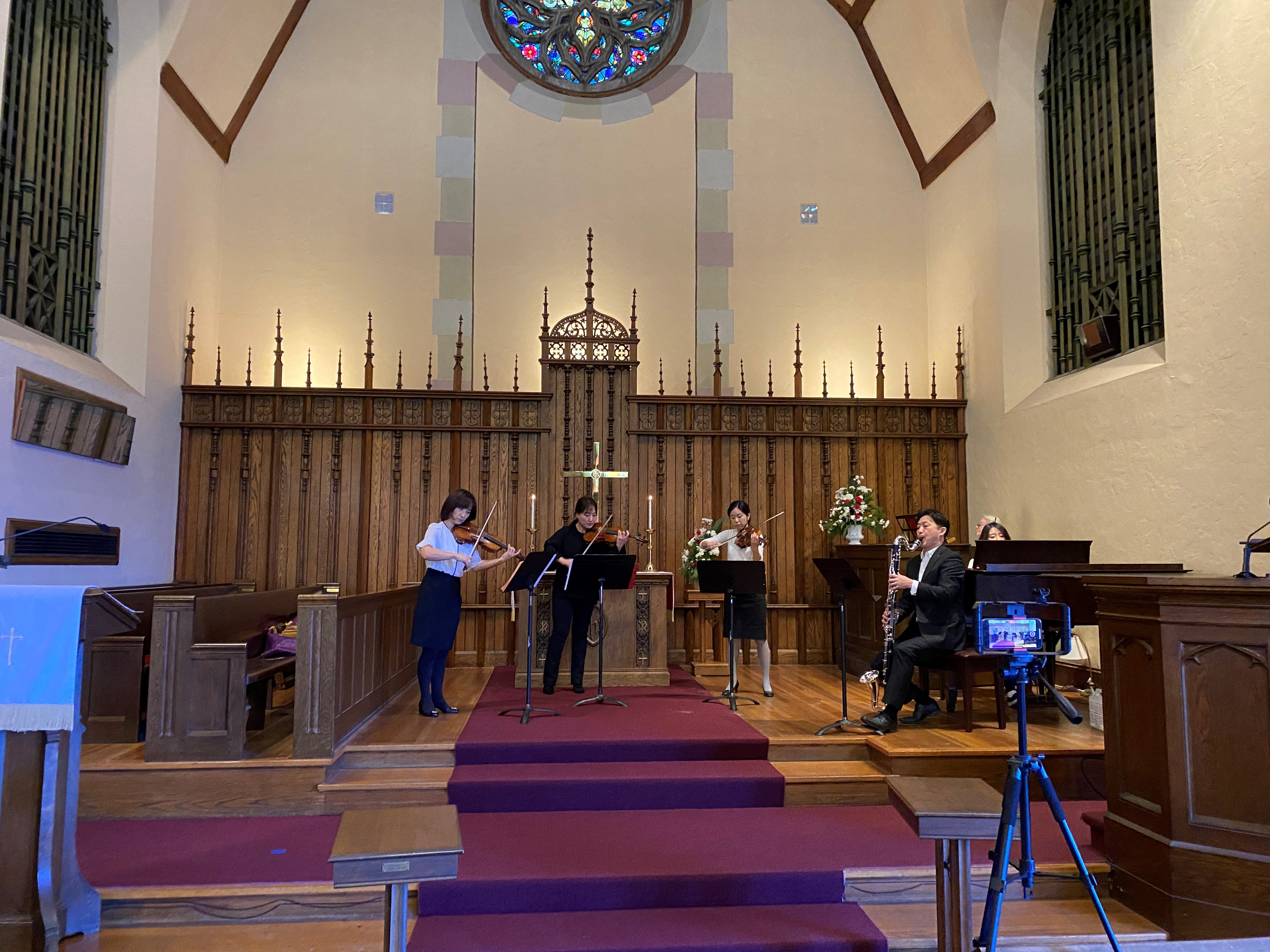 2021년 부활절과 사순절 기간에 사용할 음악 동영상을 만들기 위해 이주희 목사, 김은실 집사, 송보경 교우 등 3인이 바이올린을, 강정무 집사는 클라리넷을, 류다은 교우가 피아노를, 베벌리 라스번(Beverly Rathbun)이 오르간을 연주하는 등 총 6명의 음악인이 참여했다. 사진 제공, 고요한 목사.