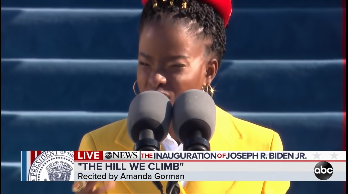 1월 20일(현지 시각) 워싱턴DC에서 열린 조 바이든 대통령 취임식에서 청년 계관시인 아만다 고먼이 시를 낭송하고 있다. 아만다는 미국 대통령취임식에서 낭송한 역대 최연소 시인이다. 사진 출처, ABC방송 화면 갈무리.